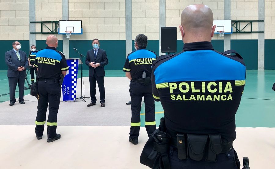 Foto de archivo de una de las visitas del alcalde, Carlos García Carbayo, a las instalaciones de la Policía Local