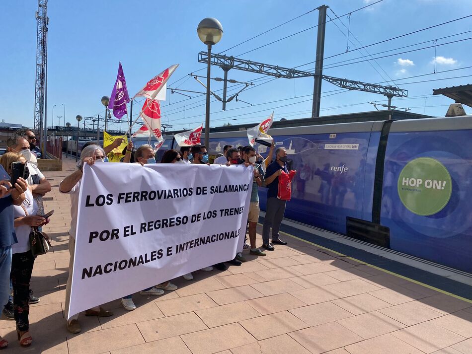 Manifestación de los ferroviarios de Salamanca al paso del tren 'Connecting Europe Express'