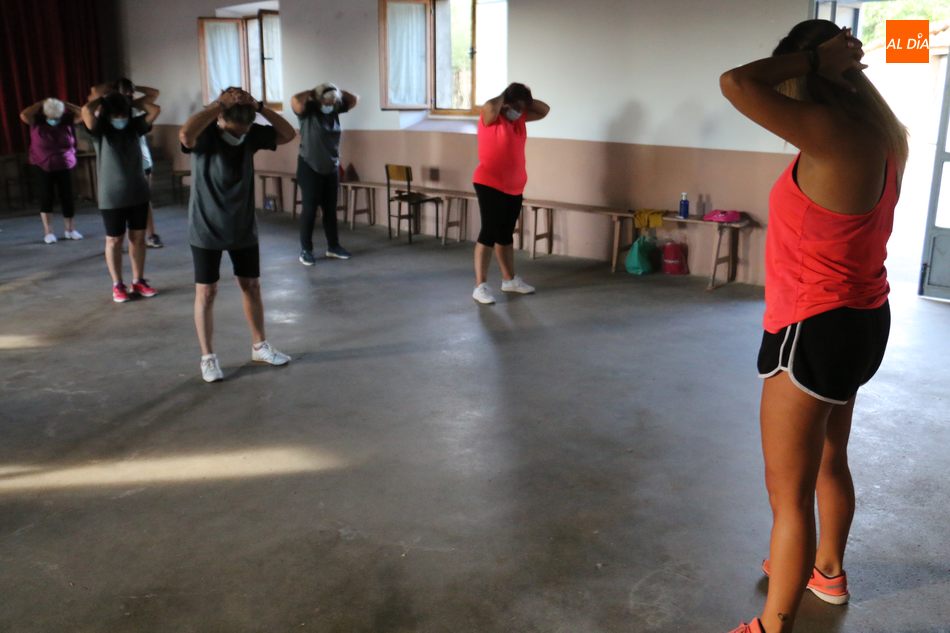 Foto 3 - Un total de 23 mujeres asisten a sendos cursos de gimnasia y yoga en Peralejos de Abajo  