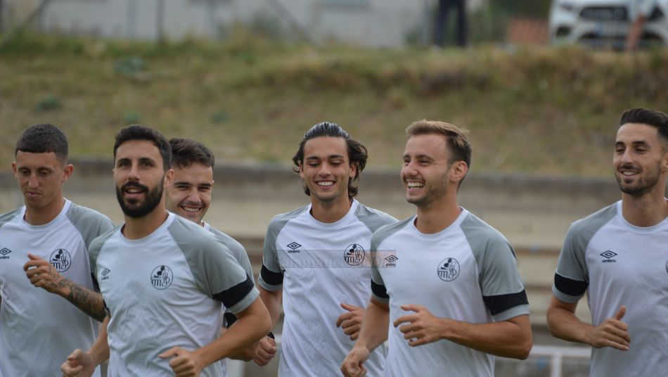 Sonrisas entre los futbolistas mientras trotan / Carlos Cuervo