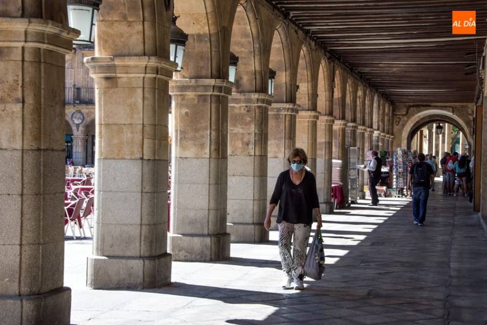 Una mujer con mascarilla pasea por el centro de la ciudad de Salamanca