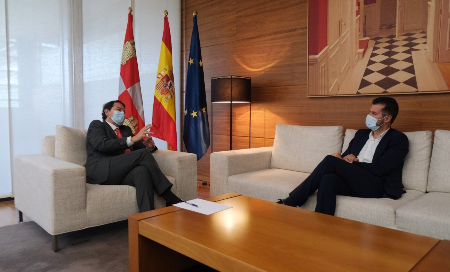 El presidente de la Junta se ha reunido con el secretario general del PSOE, Luis Tudanca, tras el pleno de las Cortes de Castilla y León