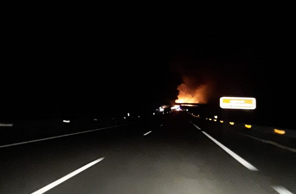 Foto 3 - Un incendio en la cuneta de la A-66 alerta a los bomberos de Guijuelo