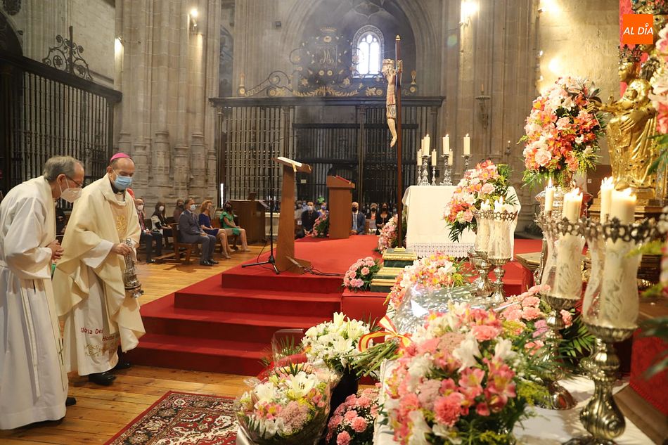 Foto 2 - Salamanca rinde homenaje a su Patrona en la Catedral Nueva