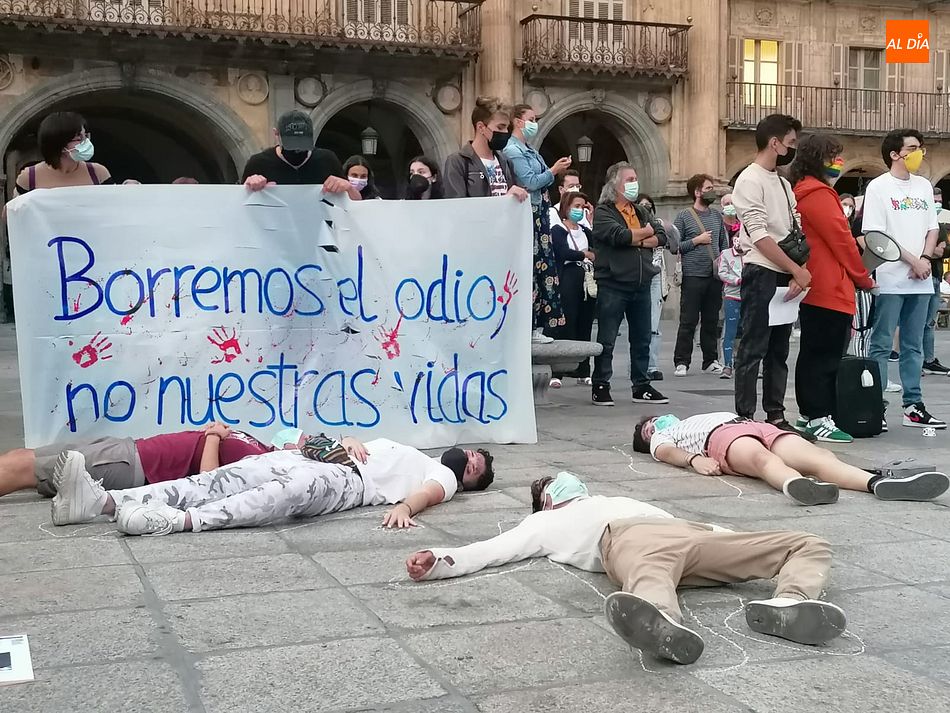 Foto 2 - El colectivo LGTB+ clama en Salamanca: ?No vamos a tolerar más odio hacia nosotros?