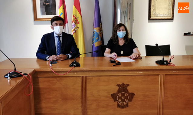 La alcaldesa de Peñaranda, Carmen Ávila, y el primer teniente de Alcalde, Fran Díaz, presentaban las propuestas para los Presupuestos Participativos