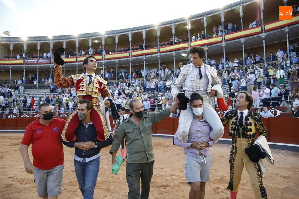 López Chaves y Roca Rey salen a hombros de La Glorieta en la primera de abono - Fotos: Miguel Hernández
