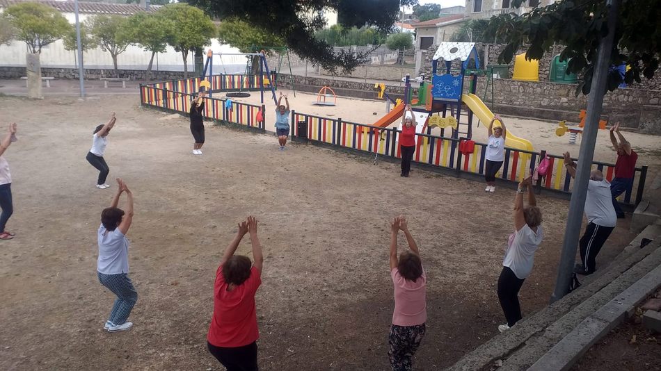 Foto 3 - Arranca en Cipérez un nuevo curso de yoga con una veintena de participantes
