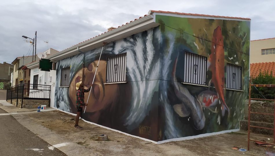 Marcel, artista llegado de Barcelona, dejaba su mural sobre las paredesde la farmacia de Pereña