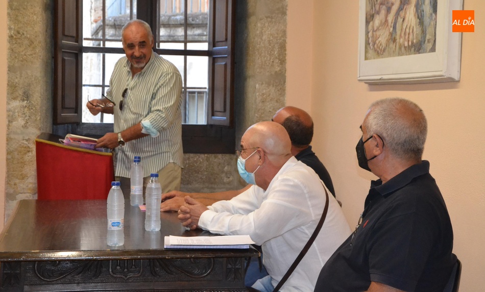 Foto 4 - Familiares y amigos arropan a Juan Rodríguez Ventana en la presentación de su primer libro