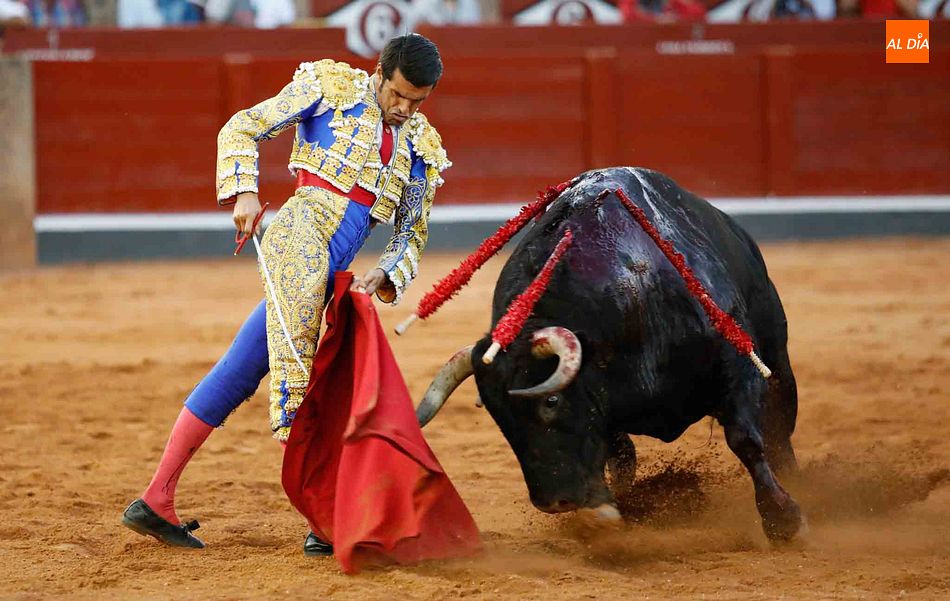 Emilio de Justo lidiando su segundo toro - Foto Miguel Hernández