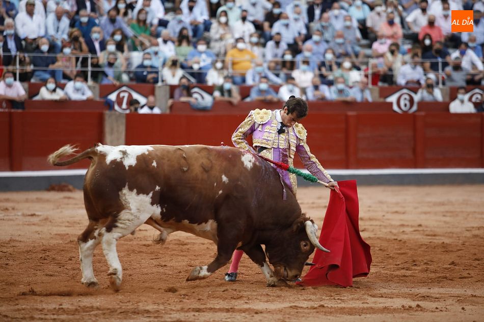 Alejandro Marcos en plena lidia de su segundo toro - Foto: Miguel Hernández