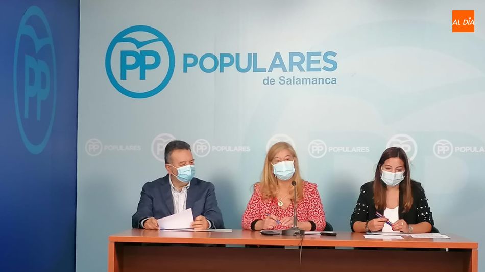 Rueda de prensa de los procuradores populares por Salamanca: Raúl Hernández, Carmen Sánchez y Rosa Esteban. Foto de Lydia González
