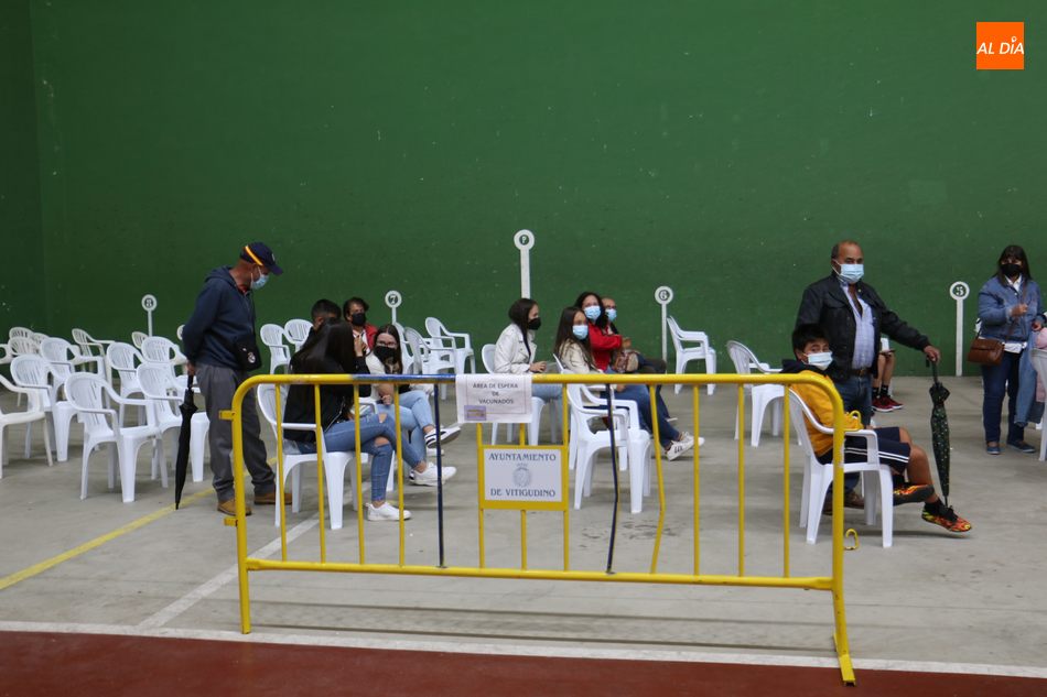 Foto 5 - Más de 600 personas reciben la vacuna covid este martes en Vitigudino