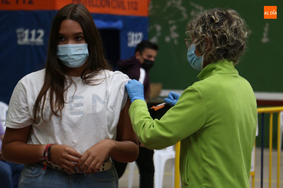 Foto 4 - Más de 600 personas reciben la vacuna covid este martes en Vitigudino