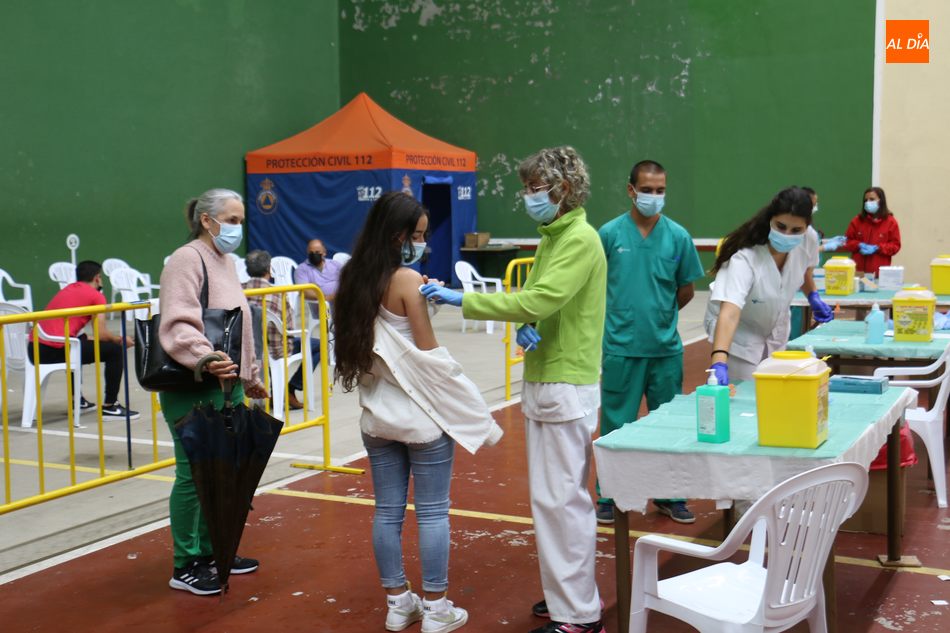 Foto 3 - Más de 600 personas reciben la vacuna covid este martes en Vitigudino