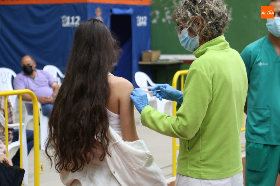 Foto 2 - Más de 600 personas reciben la vacuna covid este martes en Vitigudino