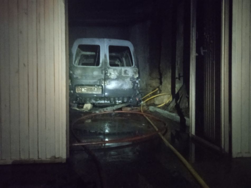 El garaje con la furgoneta que ardió y donde cayó el bombero - Bomberos de Guijuelo