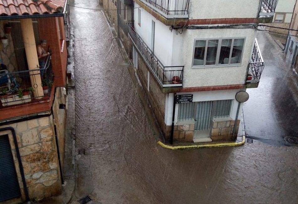 A lo largo de la noche Aldeadañvila registró dos trombas de agua muy intensas / ARCHIVO