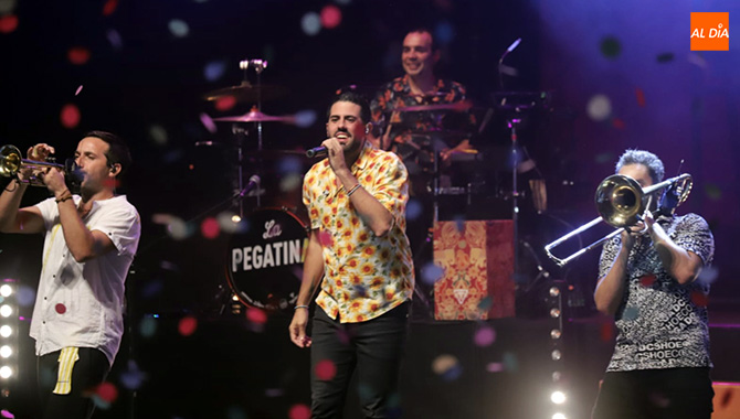 La Pegatina ofrecía un llamativo espectáculo durante su concierto en el CAEM