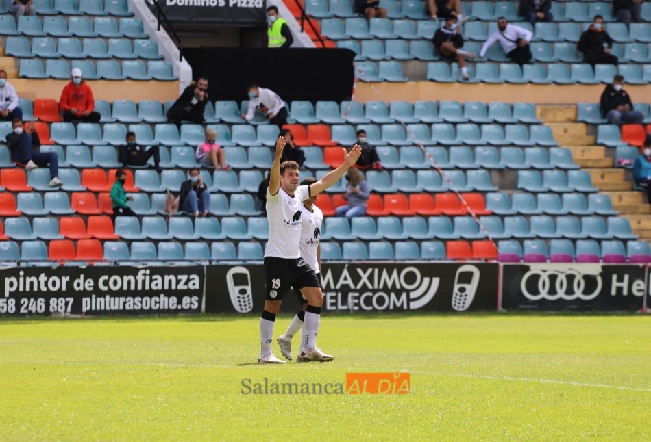 Uxío dedica a la grada su último gol / Lydia González