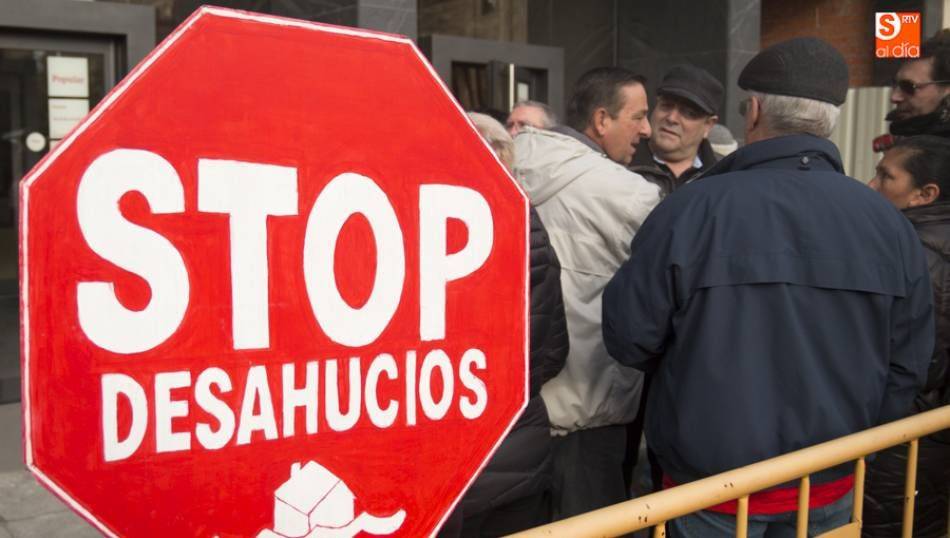 Foto 1 - Stop Desahucios muestra su malestar con el Ayuntamiento tras aprobar un plan de vivienda en la calle Colombia-Carretera de Aldealengua