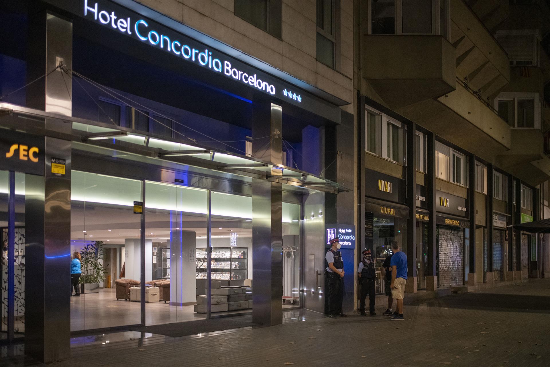 Varios agentes de los Mossos dEsquadra, en la entrada del Hotel Concordia, a 25 de agosto de 2021, en Barcelona