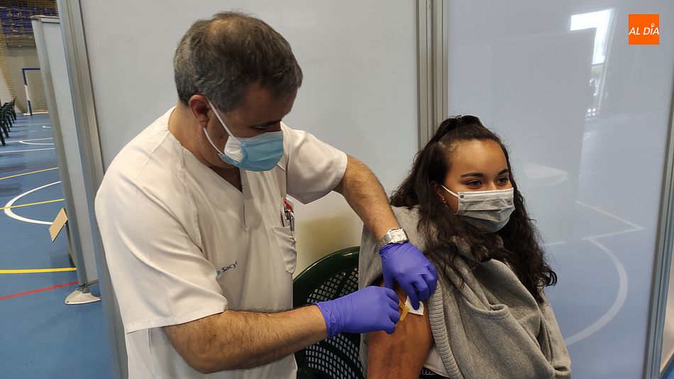 Una menor recibe la dosis de vacuna en Guijuelo el pasado martes - KR