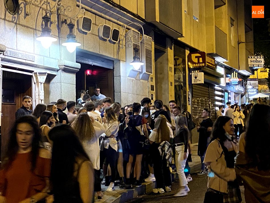 Foto 4 - Respuesta multitudinaria de los jóvenes ante el primer jueves con el ocio nocturno abierto