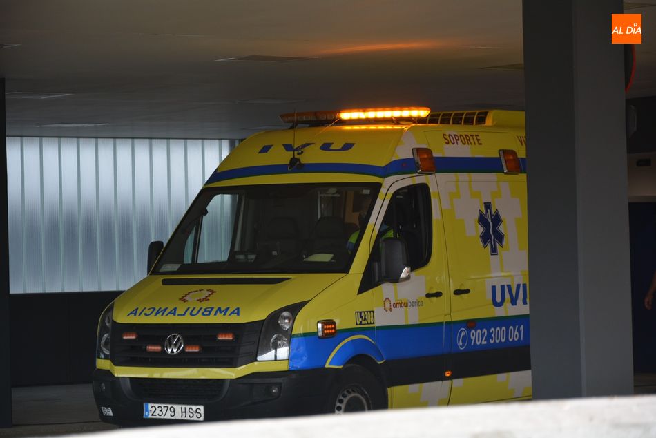 Foto de archivo de una ambulancia en el Hospital de Salamanca