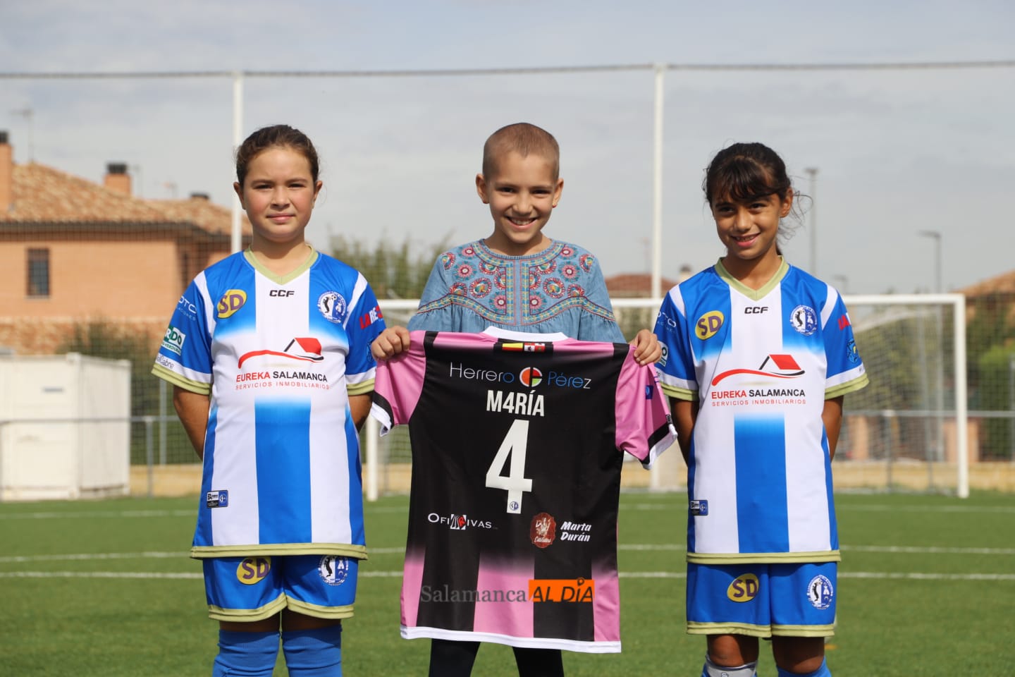 María, con dos jugadores del Cabrerizos y una camiseta / Lydia González