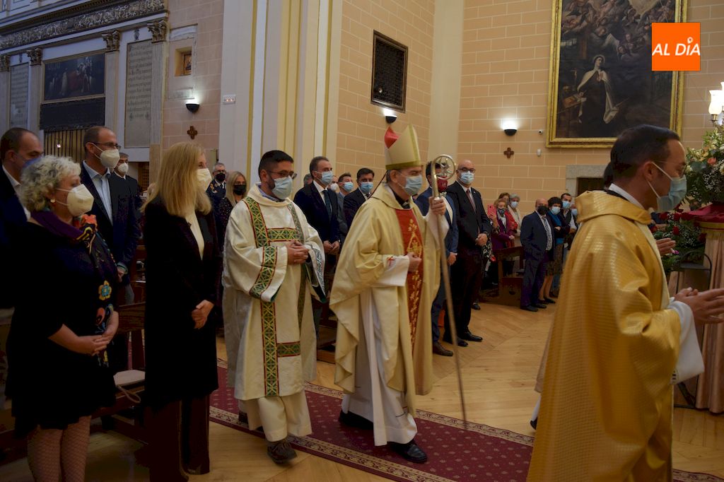 Foto 3 - El Obispo de Salamanca preside la Santa Misa Pontifical para festejar la Solemnidad de Santa Teresa de Jesús