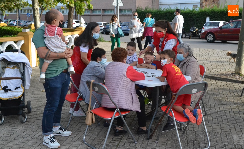 Foto 6 - Cruz Roja reúne a niños y mayores para celebrar jugando el Día Internacional de las Personas de Edad