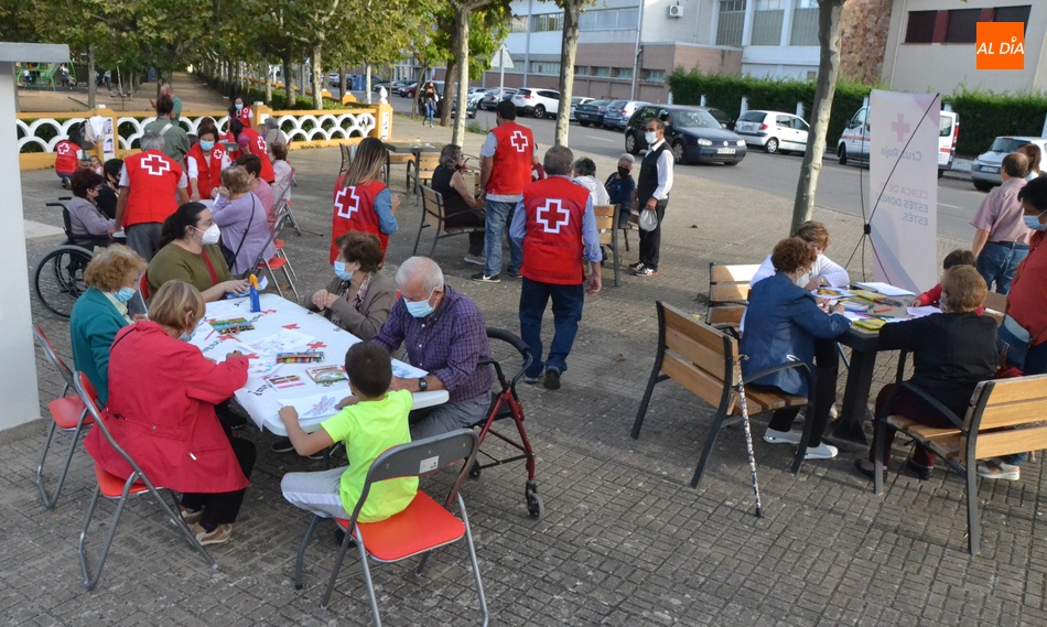 Foto 2 - Cruz Roja reúne a niños y mayores para celebrar jugando el Día Internacional de las Personas de Edad