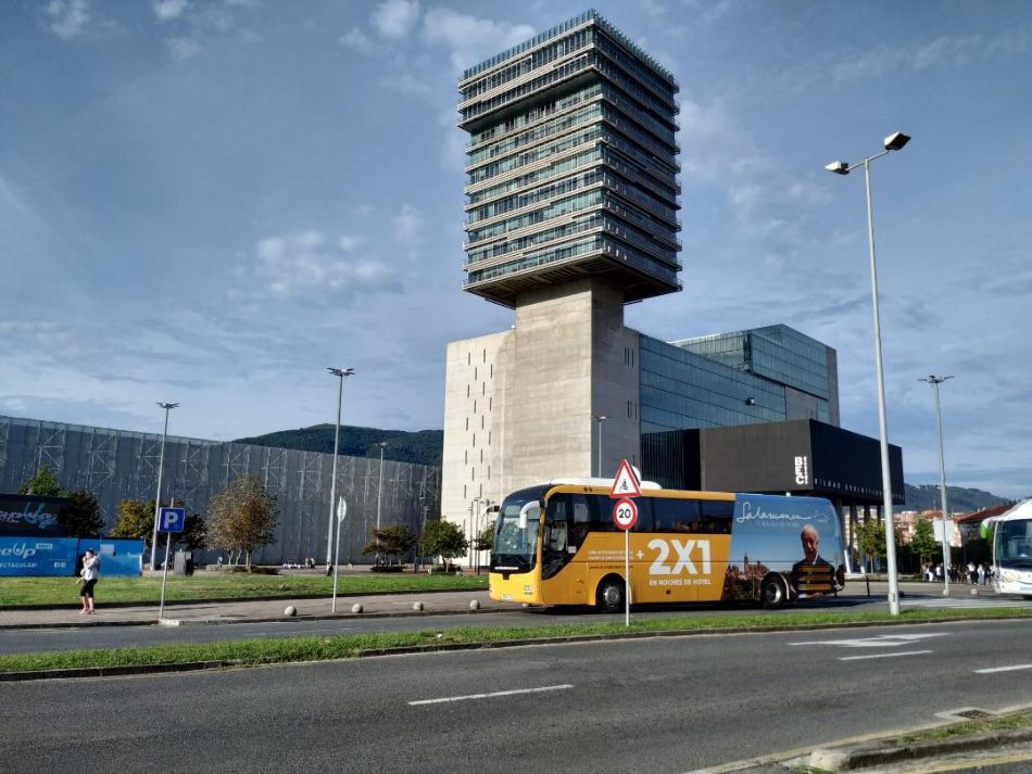 Autobús turístico publicitario frente al BEC de Bilbao - Ayto. Salamanca