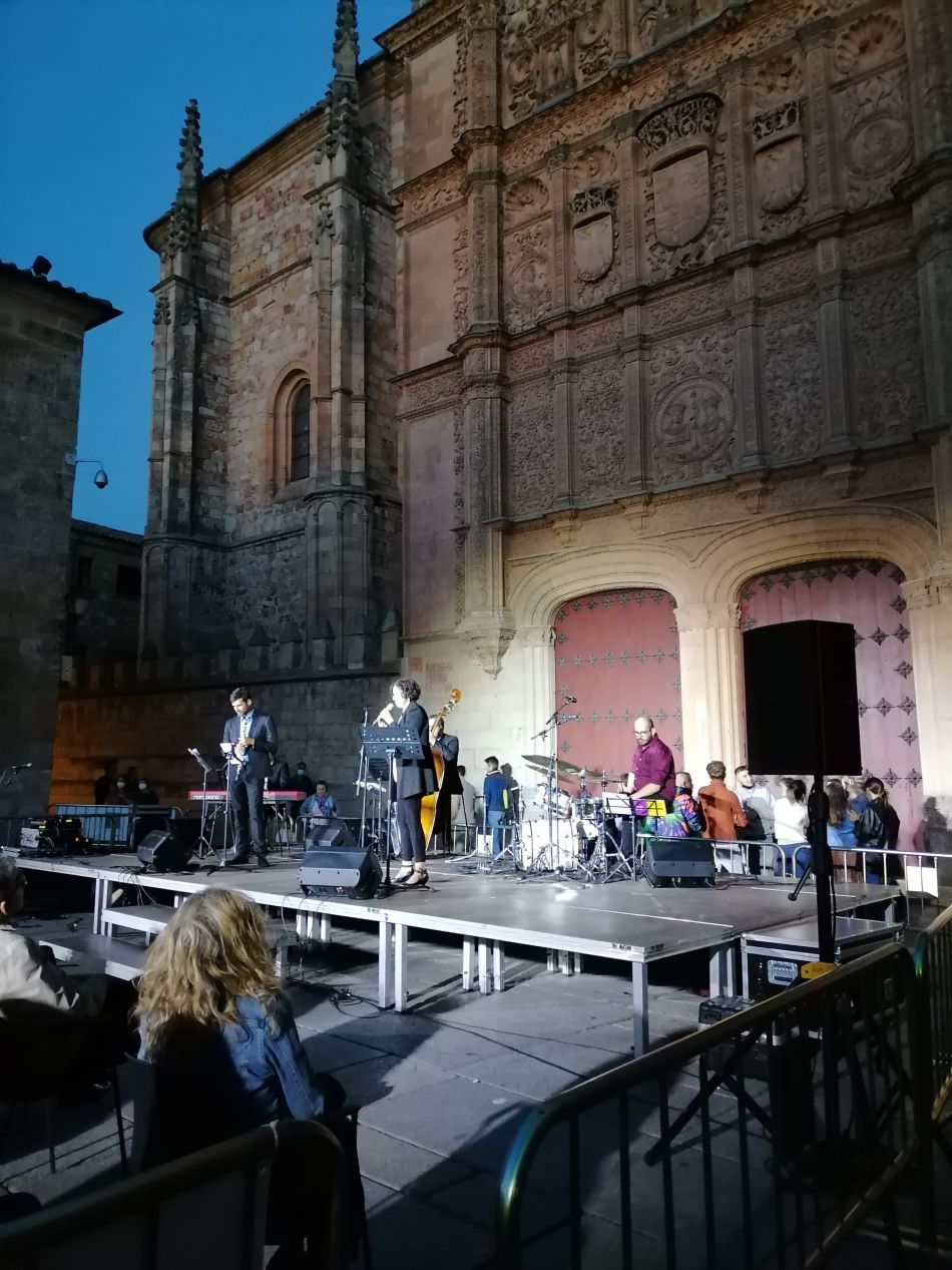 Foto 3 - ?Salamanca ilumina Europa? llena de color la fachada de la Universidad