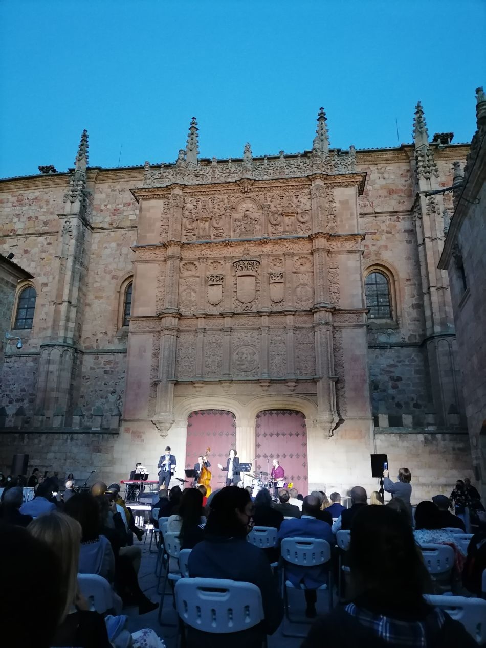 Foto 2 - ?Salamanca ilumina Europa? llena de color la fachada de la Universidad