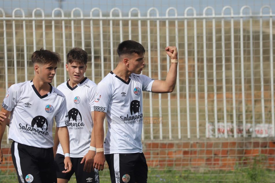 El Salamanca UDS de Juvenil Regional festeja un gol en el derbi / Lydia González