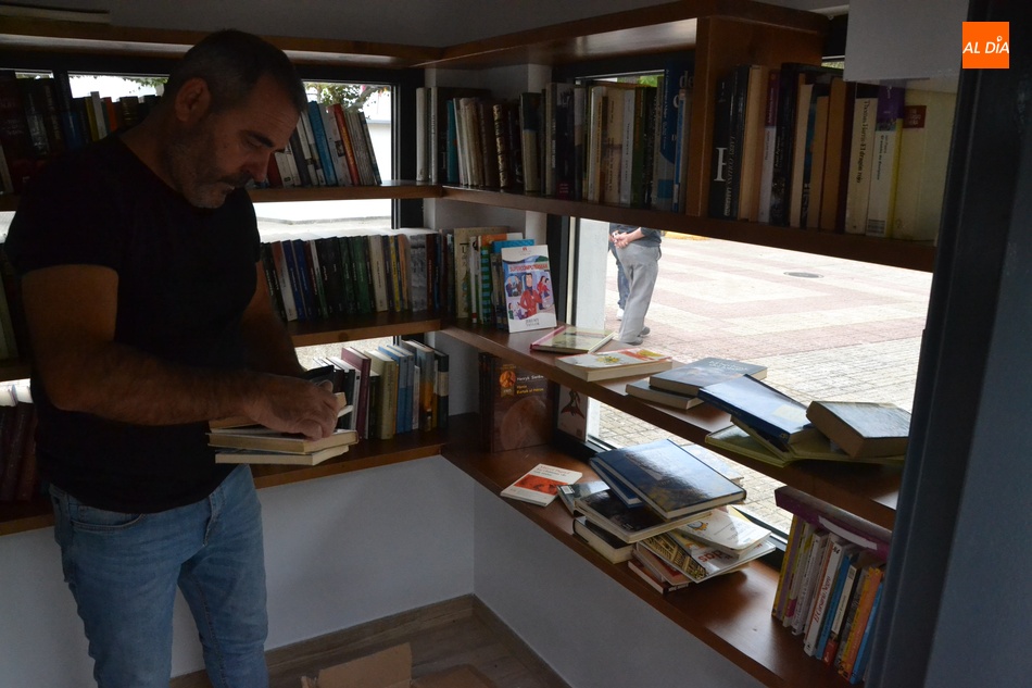 Foto 3 - Día de reposición de libros en la Bibliocaseta tras la gran acogida de los primeros días de reapertura
