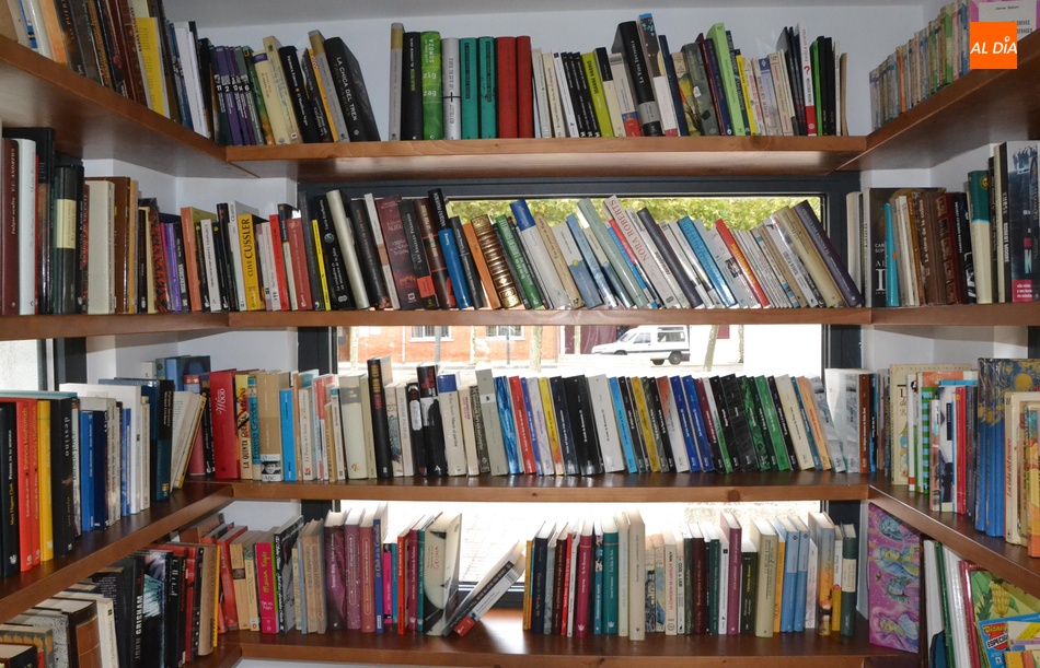 Foto 6 - Día de reposición de libros en la Bibliocaseta tras la gran acogida de los primeros días de reapertura