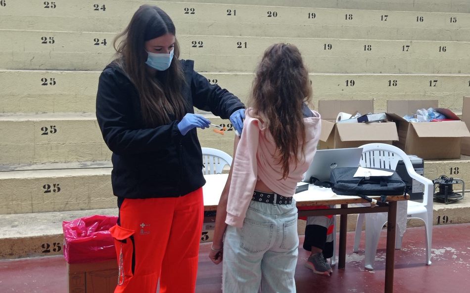 Foto 4 - Una docena más de personas reciben la vacuna anticovid en Vitigudino y ya se extiende al 90% de la población