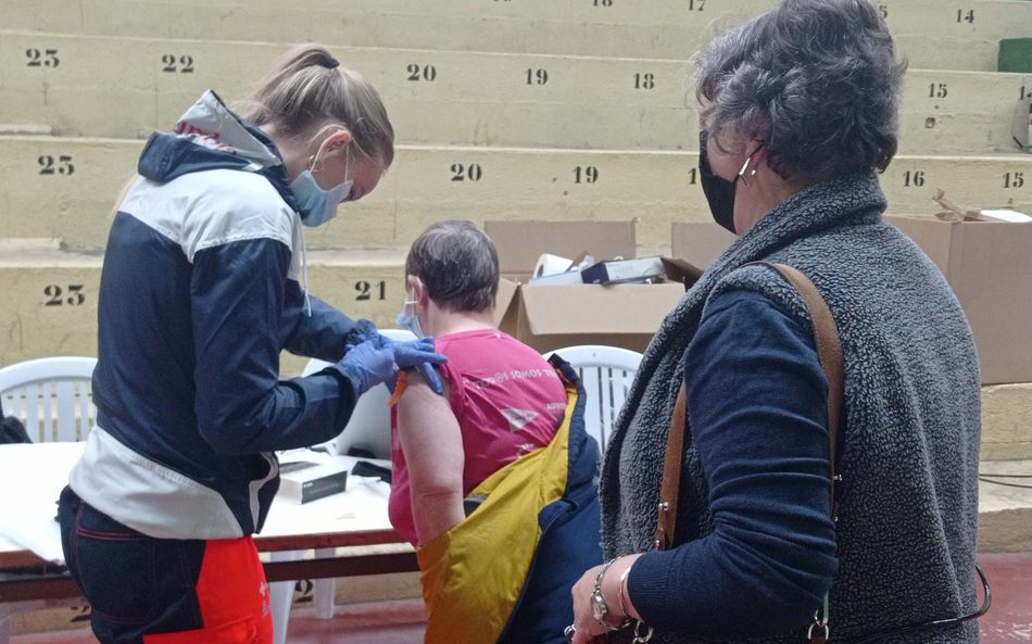 Foto 3 - Una docena más de personas reciben la vacuna anticovid en Vitigudino y ya se extiende al 90% de la población