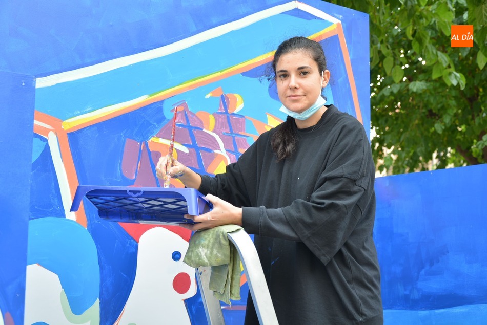 La artista Henar Bayón, durante la realización de su mural este martes. Foto: Vanesa Martins