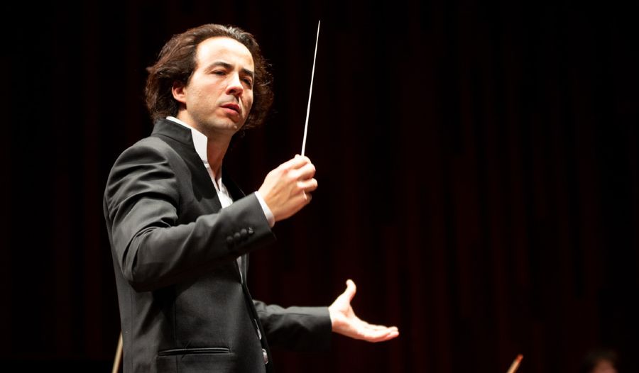 Carlos Checa, director de la Joven Orquesta Sinfónica de Barcelona. Foto carloscheca.es