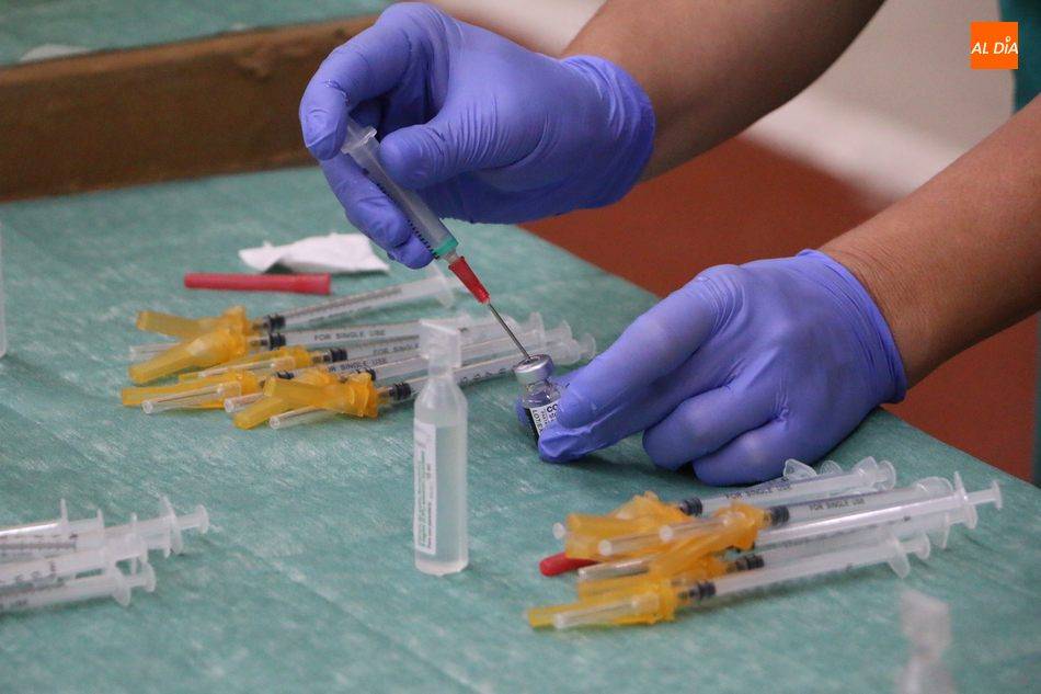 Viales preparados con dosis de la vacuna frente a la Covid-19