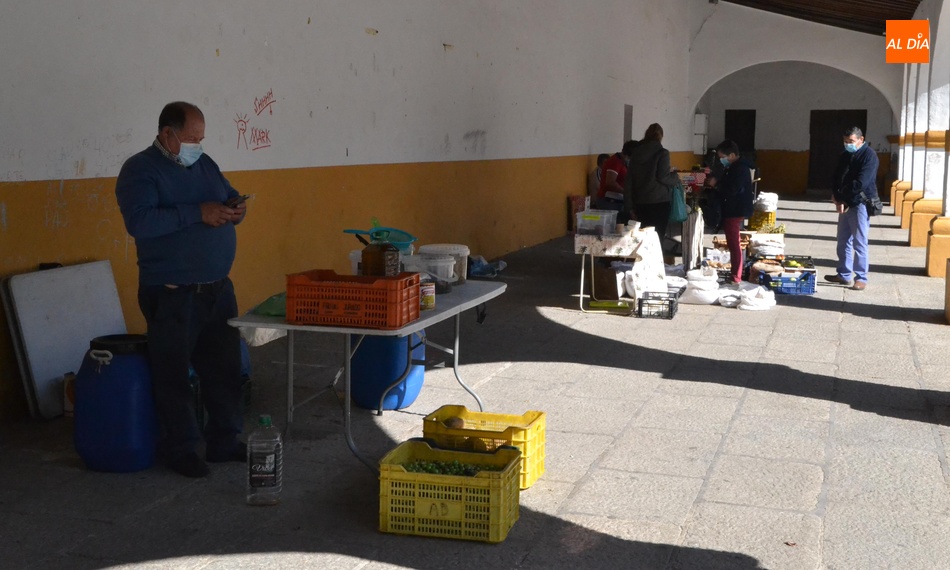 Foto 5 - El Mercado de los Martes adelanta su sesión semanal por el Día de la Fiesta Nacional