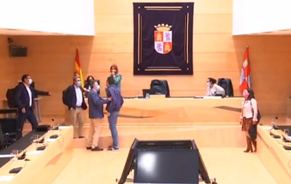 Foto 2 - Dos procuradores de PSOE y PP protagonizan una discusión al finalizar una Comisión de las Cortes de CyL