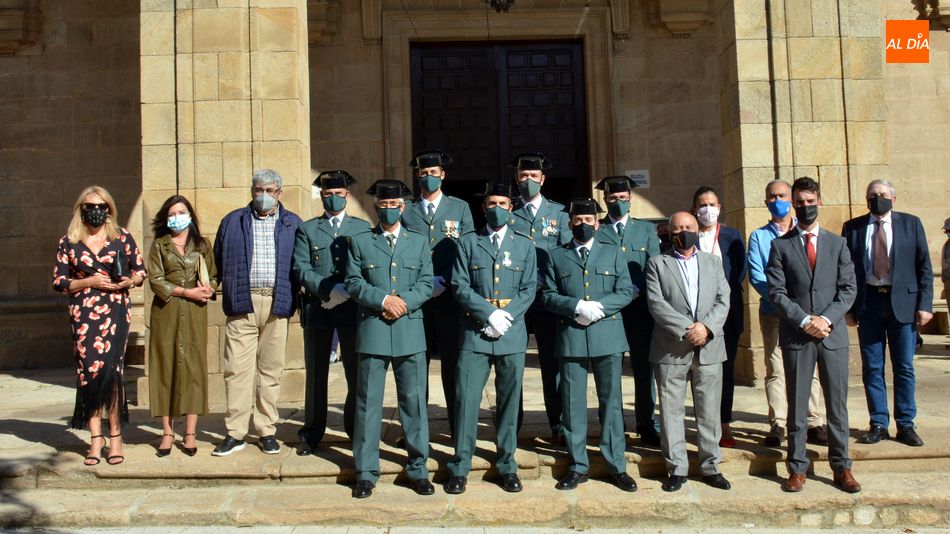 Guardias Civiles de Lumbrales y alcaldes y concejales a la puerta de la iglesia / E. Corredera