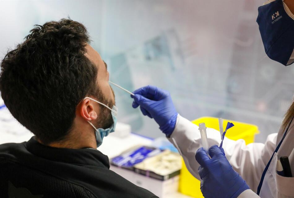Un sanitario realiza un test de antígenos a un hombre. Foto: EP
