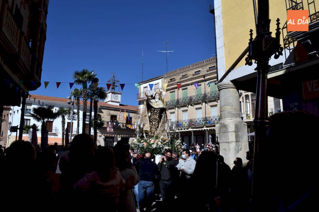 La imagen de Santa Teresa de Jesús en la Plaza Mayor de Alba de Tormes / Pedro Zaballos